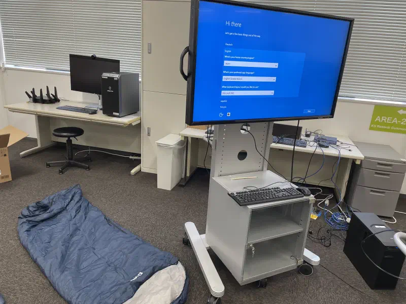 オンプレミスサーバー構築のため、大学に泊まり込みで作業した際の様子